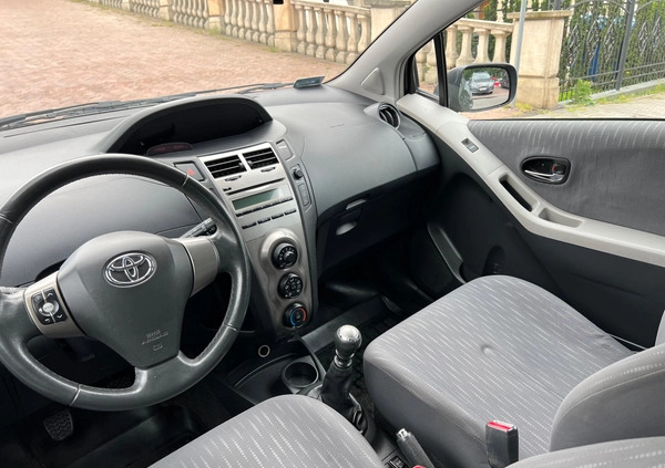 Toyota Yaris cena 15500 przebieg: 126000, rok produkcji 2009 z Pobiedziska małe 497